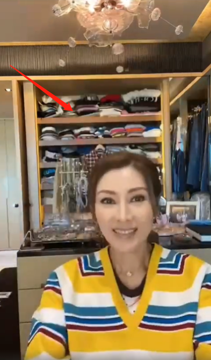 李嘉欣为富豪老公庆生，10岁儿子肚腩抢镜，住亿万豪宅生活奢侈