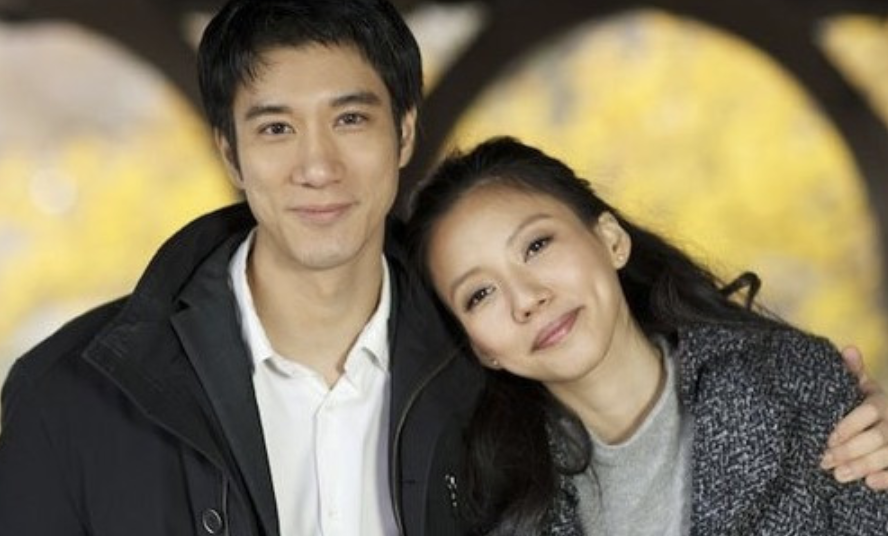 王力宏嬌妻帶娃看向日葵，李靚蕾和三個兒女穿同款，手牽手超有愛