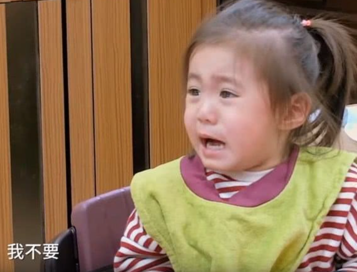 面對膽小的咘咘，賈靜雯用了“小妙招”，讓女兒勇敢自信地走出去
