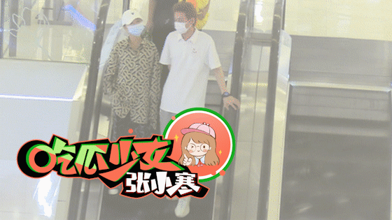 周冬雨同学聚会低调站边角，笑出双下巴，承包26人费用壕气十足