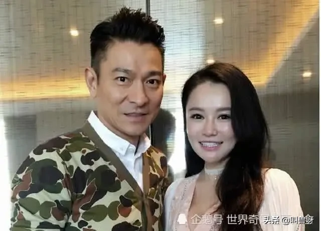 刘德华和邹市明夫妇合影有多尴尬？看起来很亲