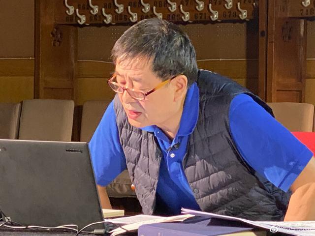 67岁老艺术家濮存昕，驼着背为学生讲课！女儿结