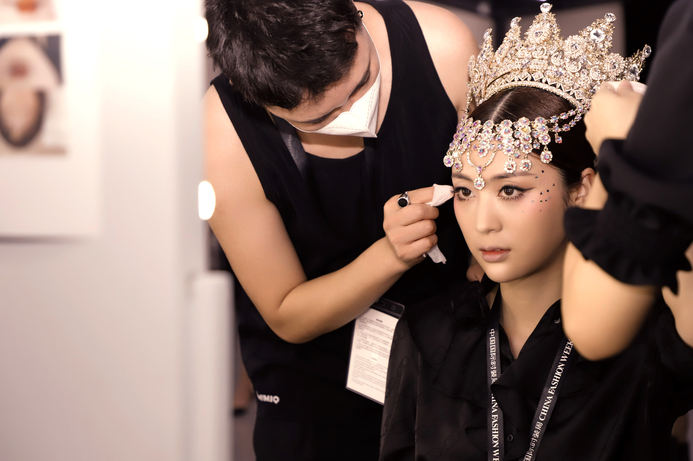 想成为专业的化妆师选择学校时你要这样做