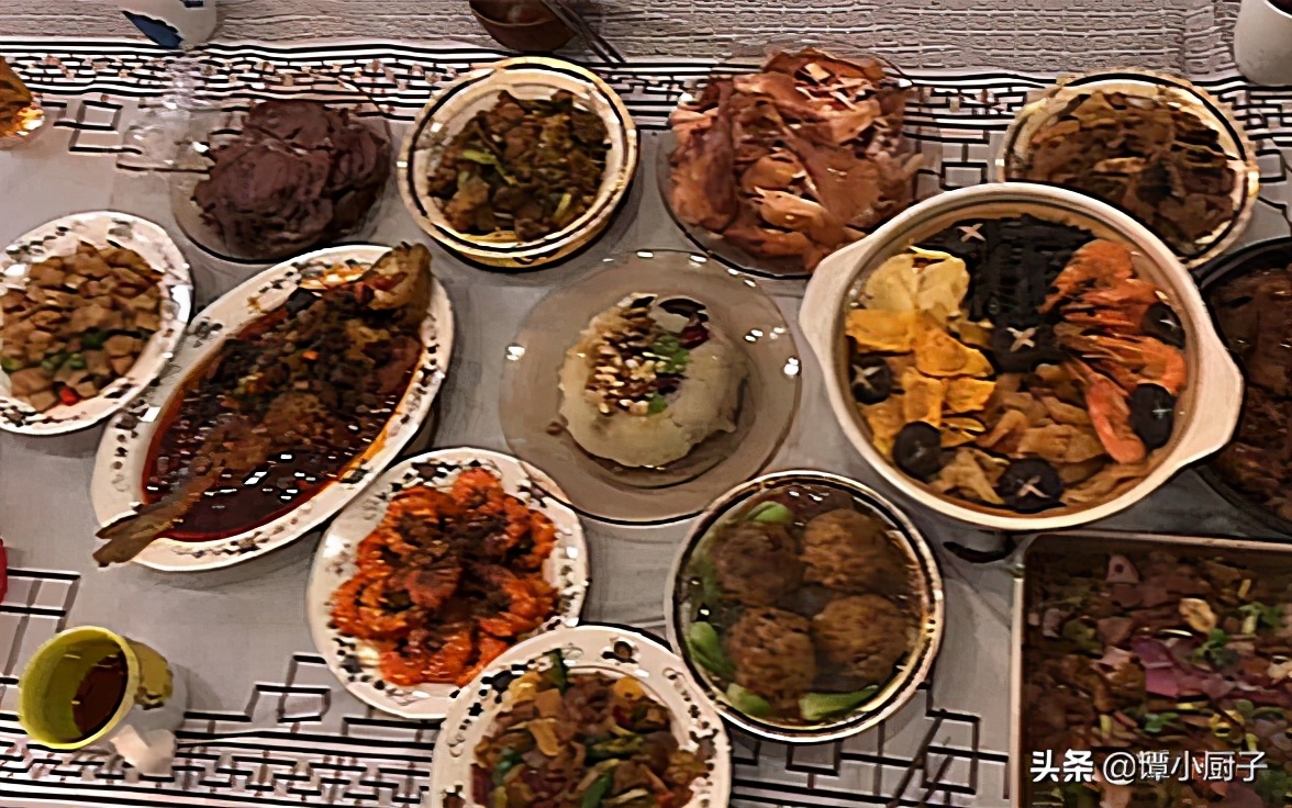 明星黄磊晒年夜饭，亲自下厨做18道大菜，网友：