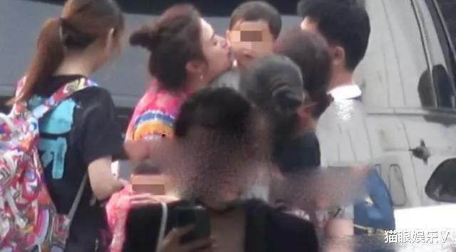 沈騰攜妻子聚餐，37歲妻子王琦身材臃腫小腹微凸，被質疑懷二胎？