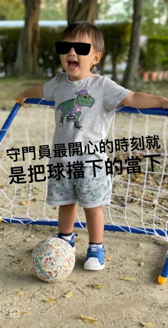 周杰倫衣服上奶茶圖案太逼真，兒子假裝用吸管品茶，畫面詼諧有趣