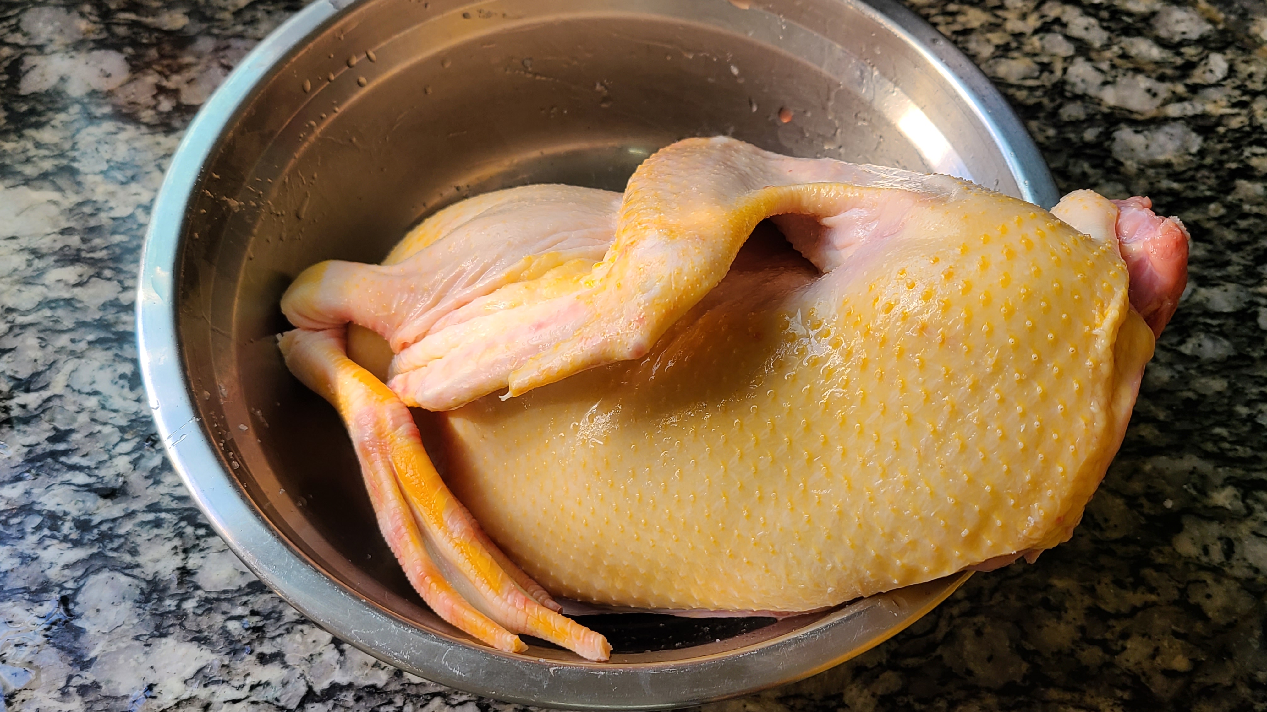 广东人很爱吃的沙姜白切鸭，香味浓味道棒，看着就好吃