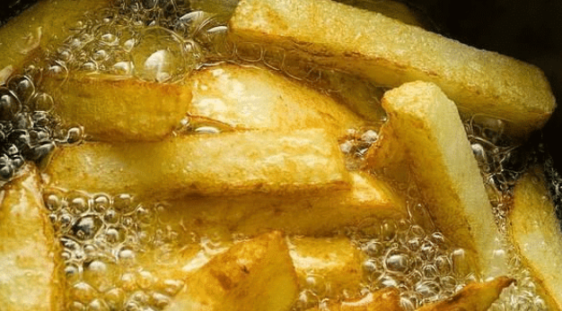 英国女子在家用润滑油炸薯条，结果烟雾中毒不