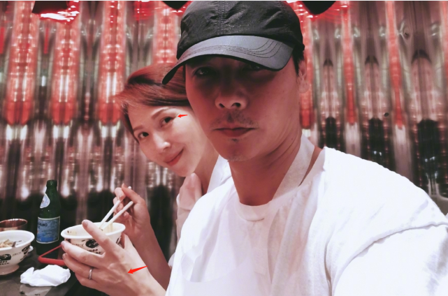 張晉蔡少芬外出就餐，娘娘陪老公無辣不歡，生了三娃素顏仍耐打