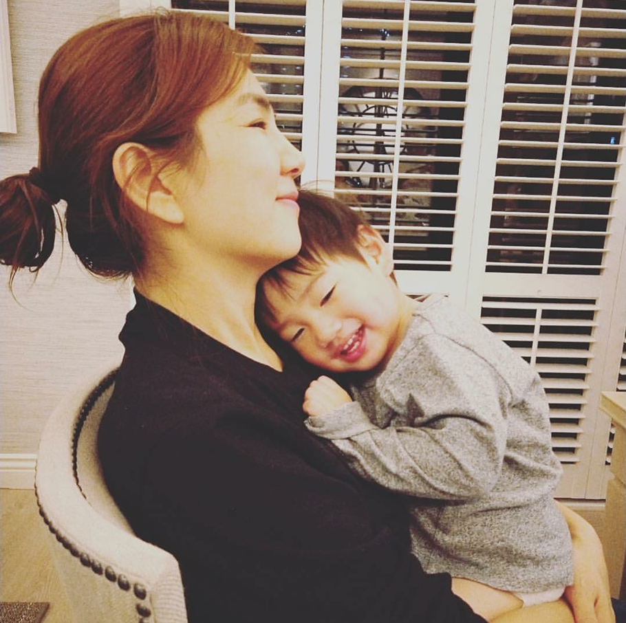 Ella曬全家福為兒子慶生，4歲勁寶外貌帥氣像爸爸，萌態十足