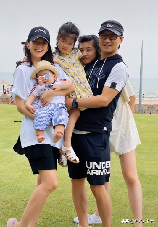 41岁章子怡首晒儿子正脸照，肉脸嘟嘟像汪峰，一家五口温馨同框