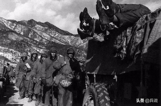 美军朝上甘岭撒尿，志愿军新兵忍不住，开第一枪，立一等功