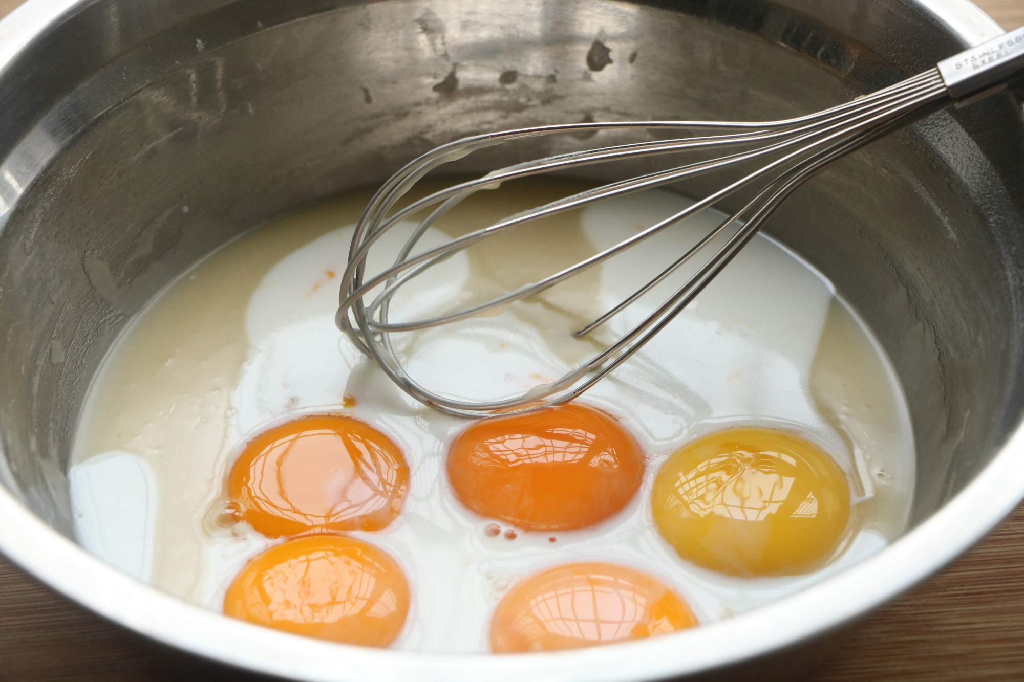 完美的蛋糕卷做法，綿軟細膩不開裂，比甜品店的更加美味又健康