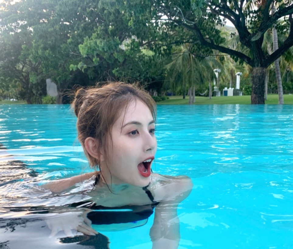 王思聪新女友晒照大秀身材！高颜值被赞状态佳