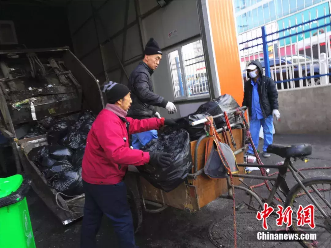 保洁员大爷30年资助40余贫困学子,为做慈善卖掉自家住房