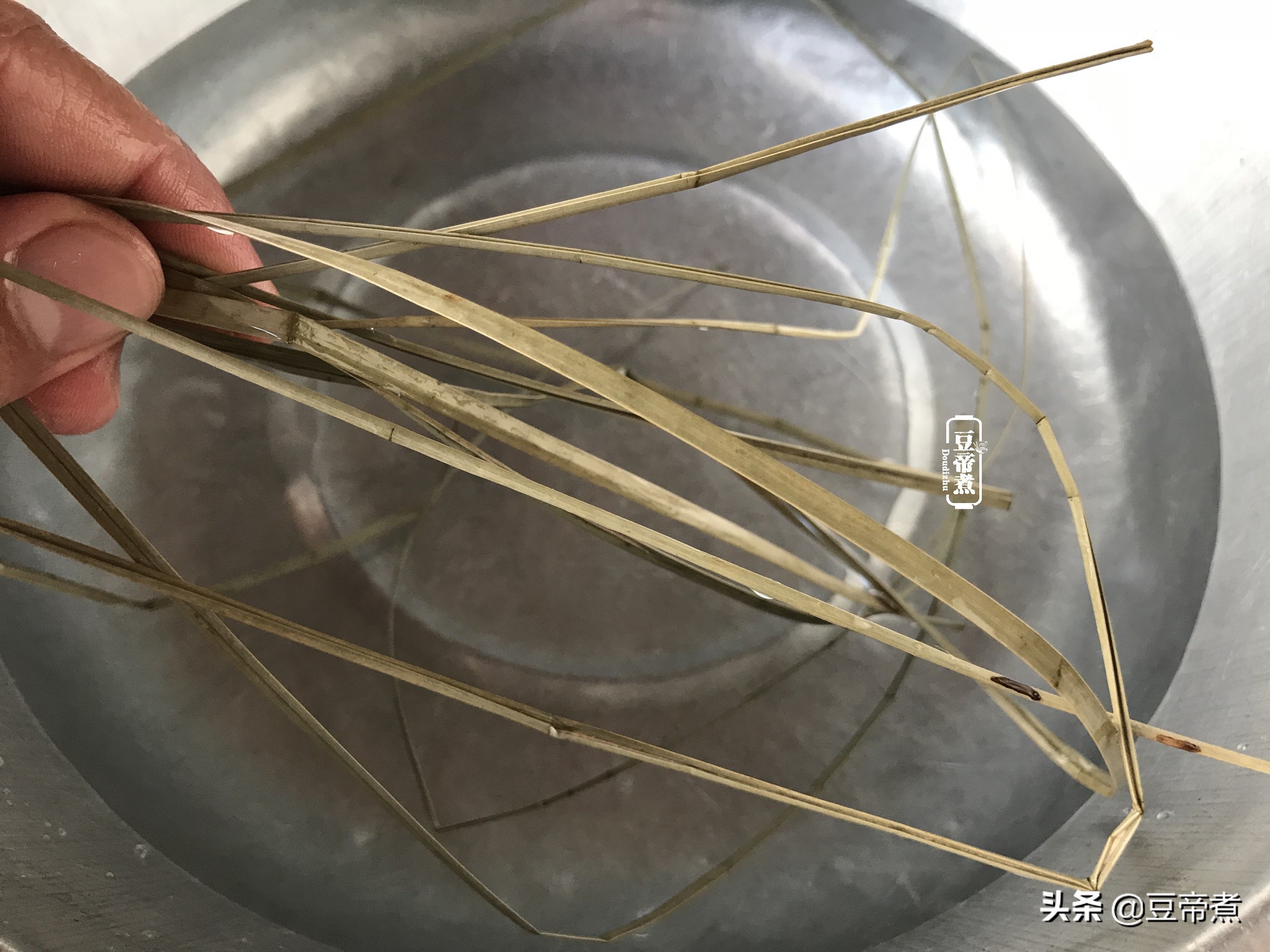 ​看看大厨是怎么做秘制东坡肉的，选料烹饪够讲究，味道就是不一样