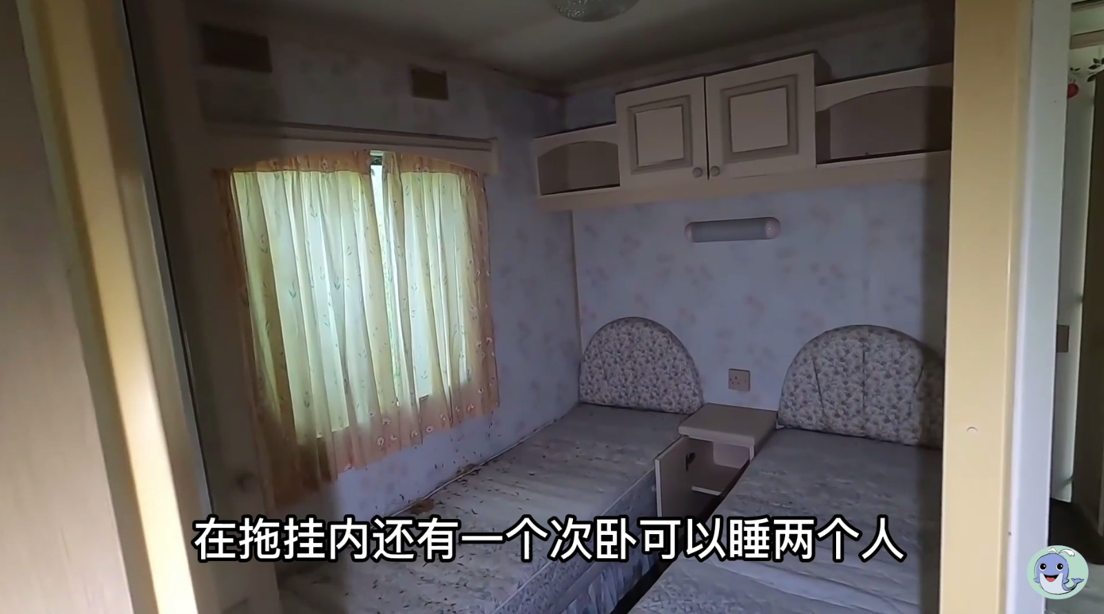 这是一栋被主人遗弃的房屋，价值180万的汽车都不要了