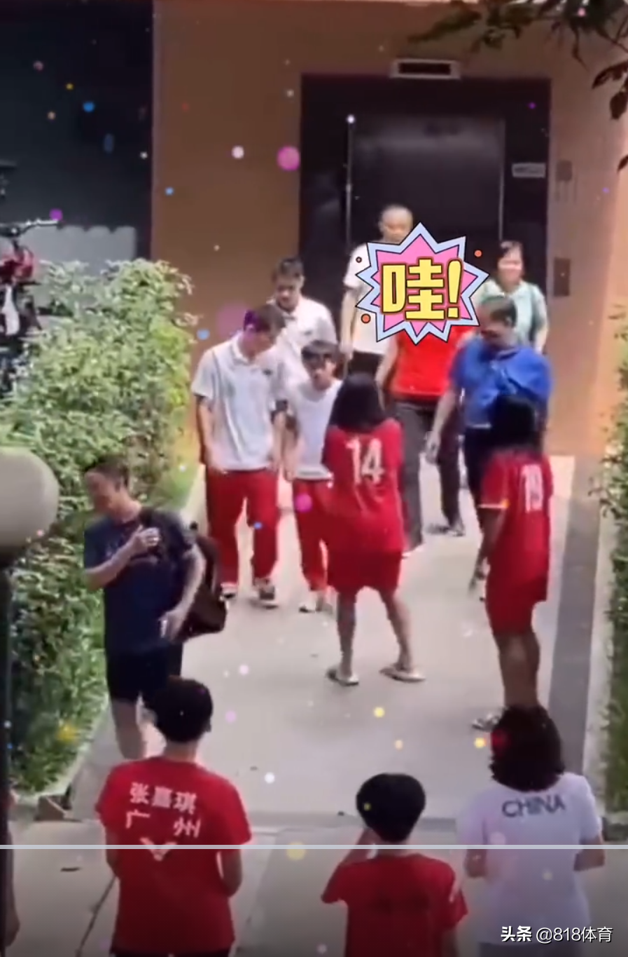 转角遇见偶像!全红婵回母校探亲,小迷妹突然看到红姐尖叫捂脸:哇!