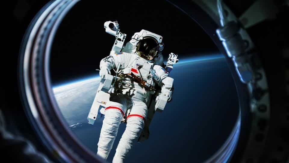 如果宇航员不小心掉进了外太空，会经历什么？他们还能存活吗？