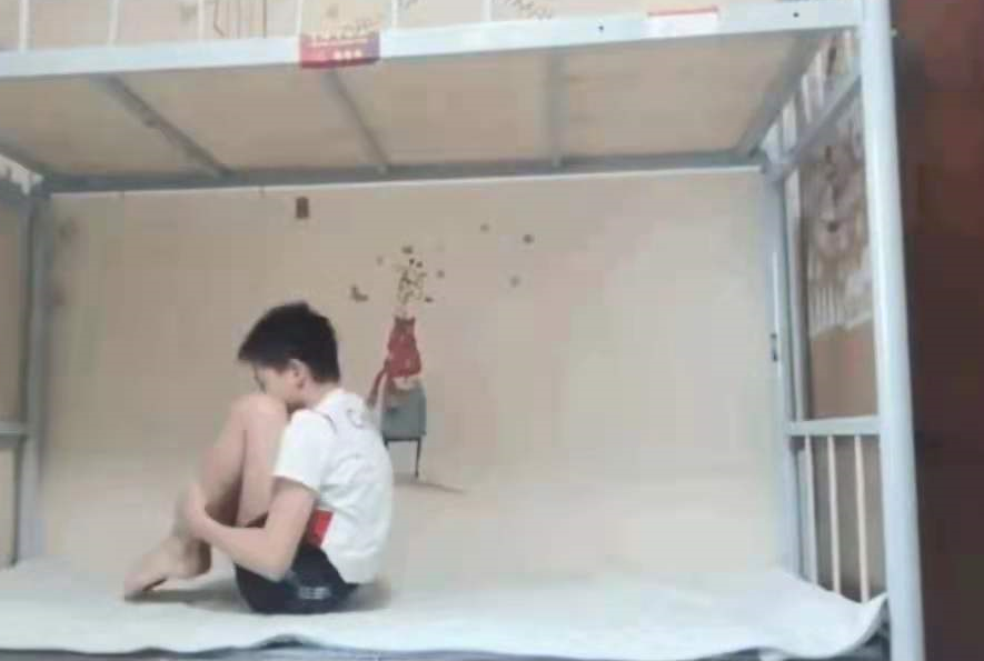 14岁全红婵当冠军仍不忘初心！穿白T住上下床，坚持训练长腿抢眼