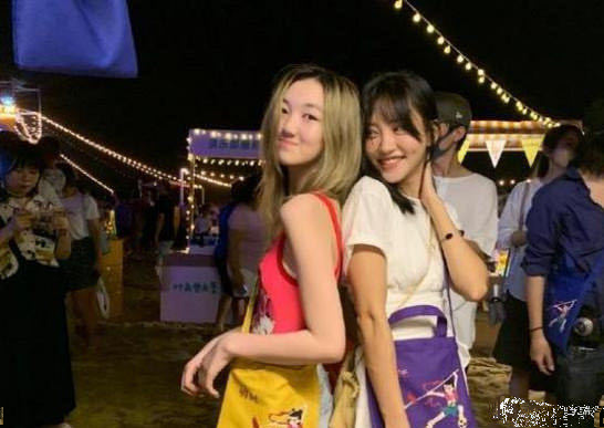 14岁李嫣秀长腿自信拍怼脸写真，一手包办妆发，造型令人惊艳