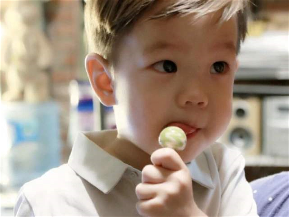 杜江兒子“嗯哼”整容式長大，外貌變化不算啥，情商更令人折服