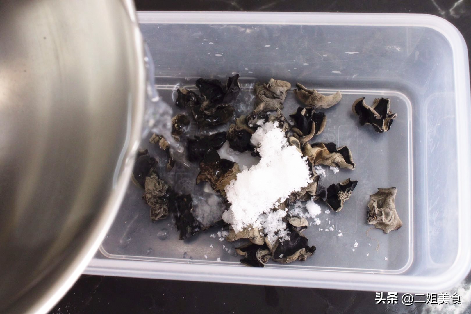 把白糖倒在手心上，輕鬆去除廚房油污，簡單還實用