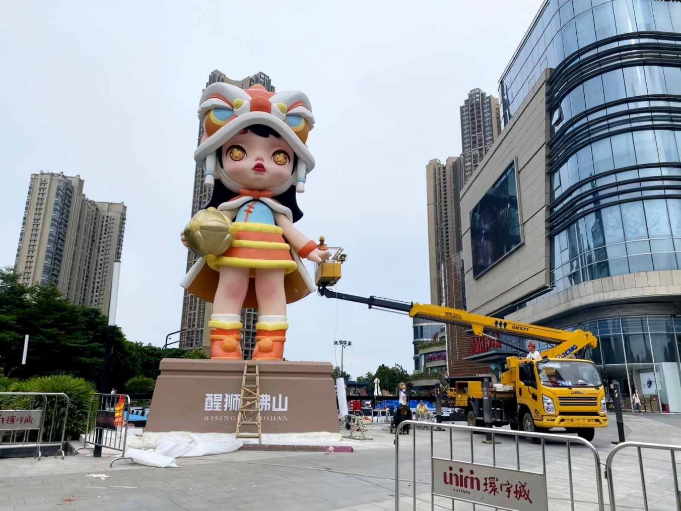 城市IP第三站｜12米巨型潮玩雕塑“LAURA·醒狮”空降佛山！