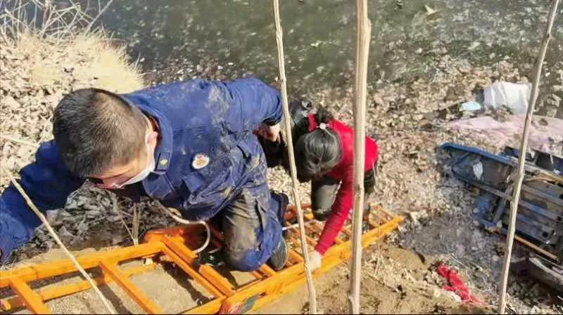 青島一輛載著母女三人的三輪車翻進河道,消防員三下河底救人