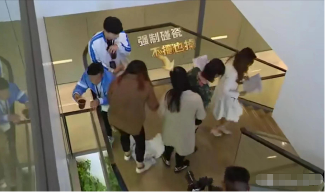邓伦转角遇上一群女生，第一反应好机智！网友：你这样会没女朋友