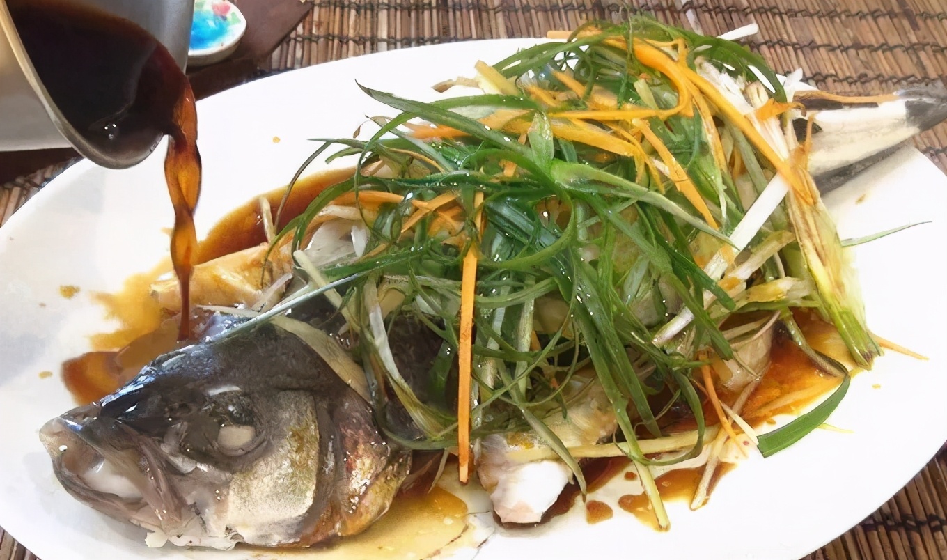 做清蒸魚，總有人放“料酒和鹽”，難怪做得不好吃！ 分享正確做法