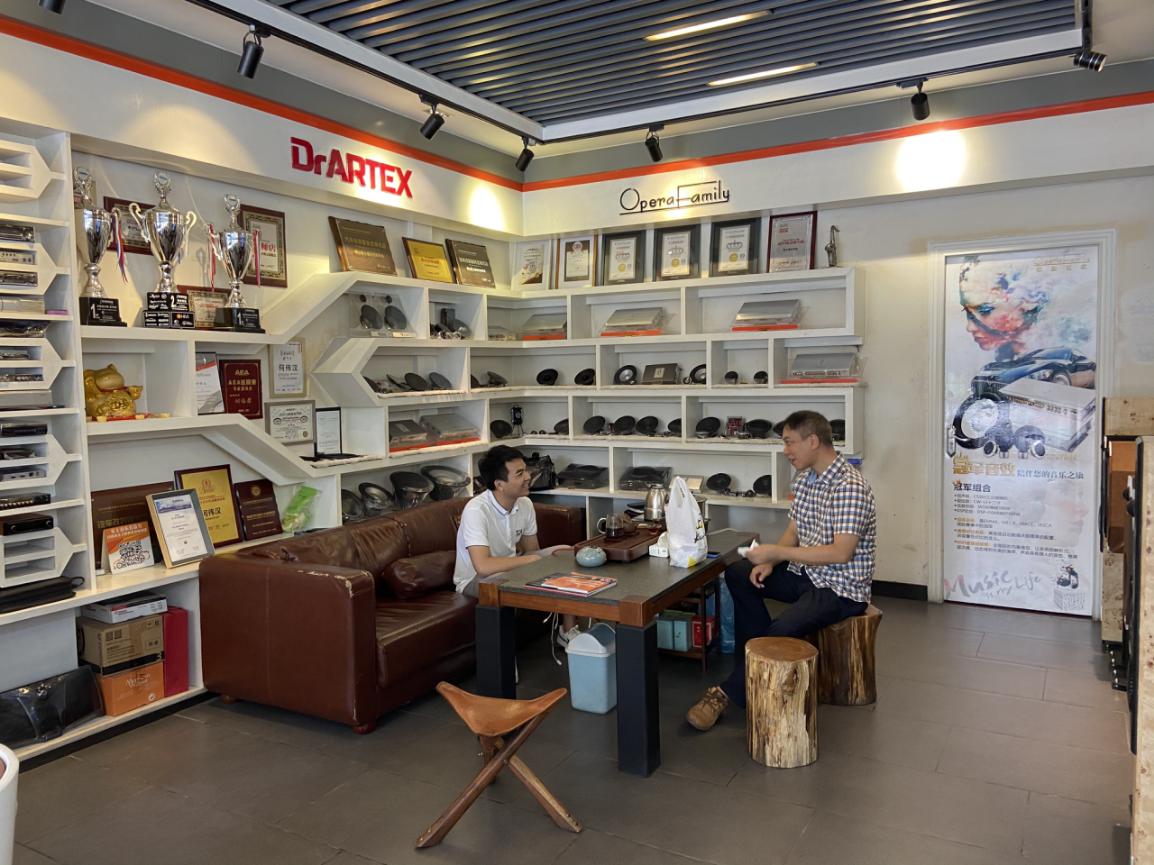 一个专业的汽车音响改装店是怎样的？