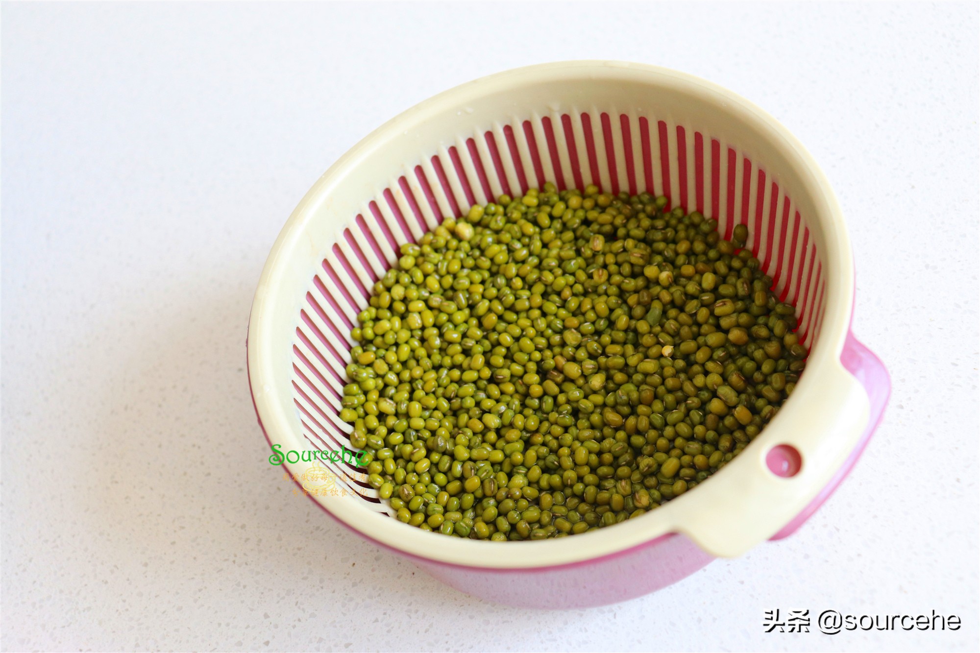 夏天，煮绿豆糖水时多加两物，消热解暑，冰爽解渴，简单又好吃