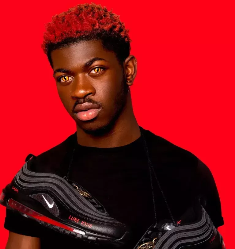 耐克又出事！被黑人歌手碰瓷发售‘人血鞋’，