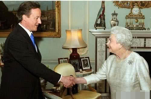 英国女王的权力大？还是英国首相的权力大？