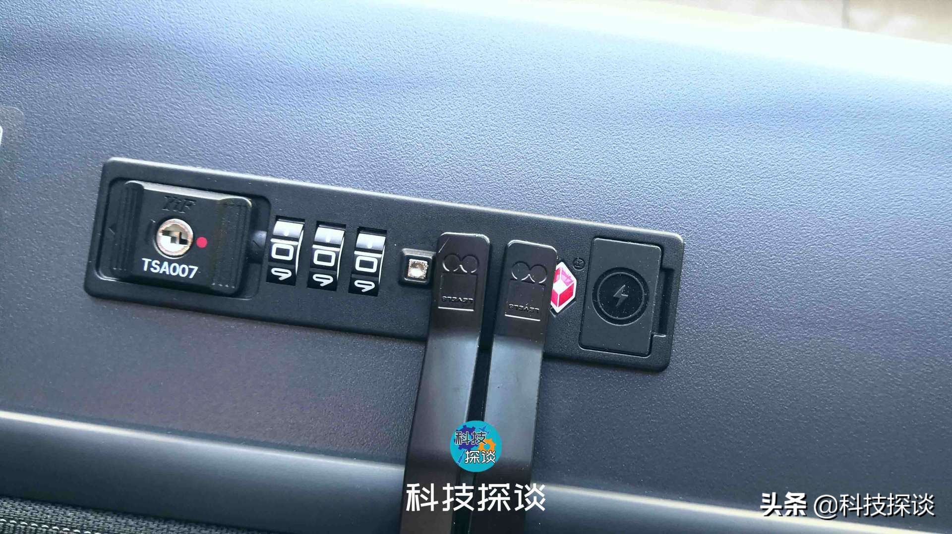 国货把背包的便捷性带进行李箱，让笔记本轻松放置，手机快捷充电