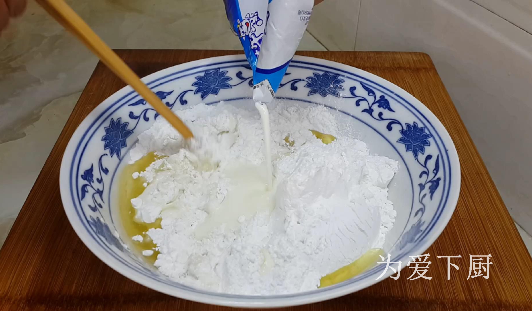 The glutinous rice flour is delicious. Add half a bowl of red beans. It is soft and sweet and more comfortable than cake.