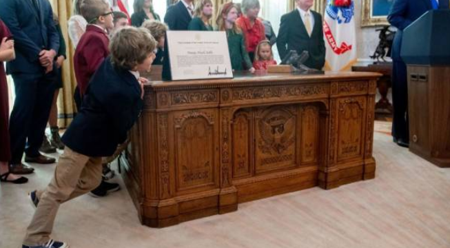 萌娃�大闹�白宫，特朗普久不露面被抢镜，内心拔凉拔凉的