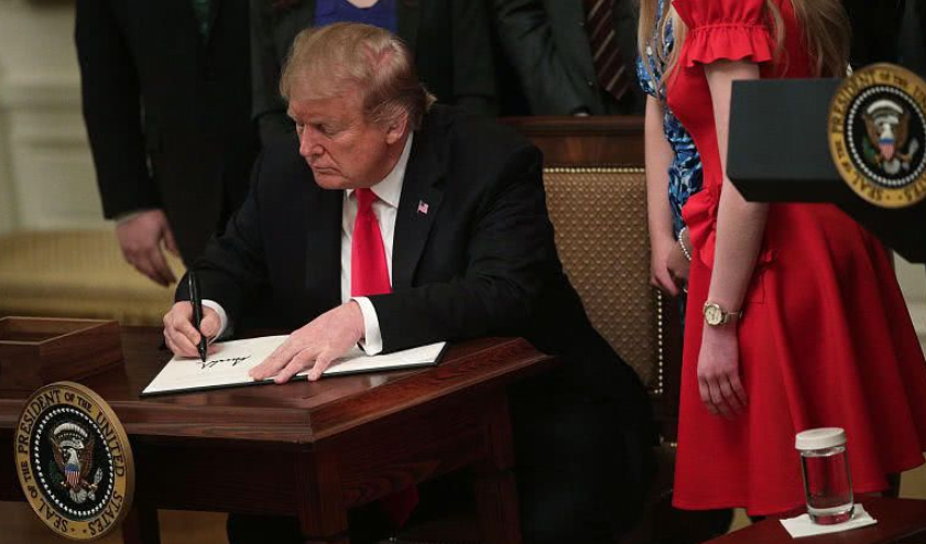 特朗普在推特上被惹恼了，急匆匆签下总统令，