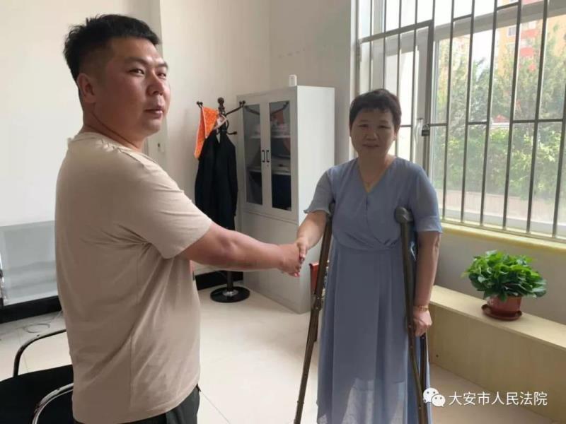 法官庭前调解，当事人握手言和