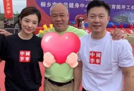 58岁李宁罕见露面！上了年纪身材发福头发也白了