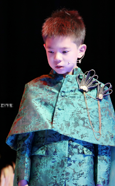 霍思燕兒子音樂劇表演高清照曝光，嗯哼自己寫歌還領舞，星範十足