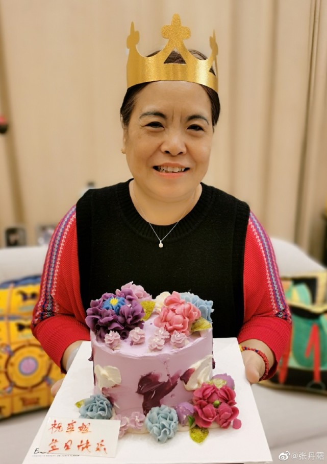 趙文卓一家為管家慶生，送家中倆保姆各一枚珠寶項鍊，當家人對待