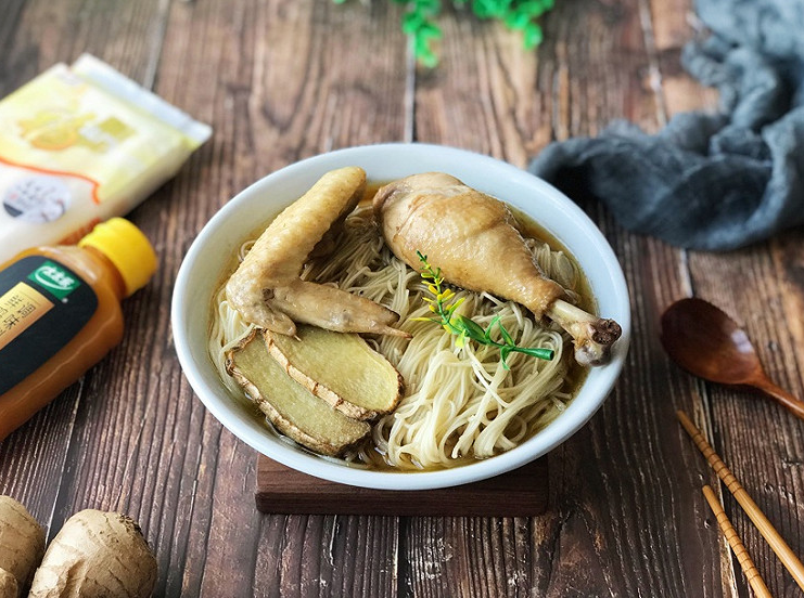 鸡肉也要吃得养生，教你在家做麻油鸡，看着就流口水
