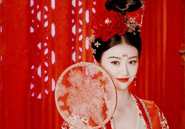 当“资源咖”却被嘲讽，如今降级口碑翻盘，景甜与她的传奇15年