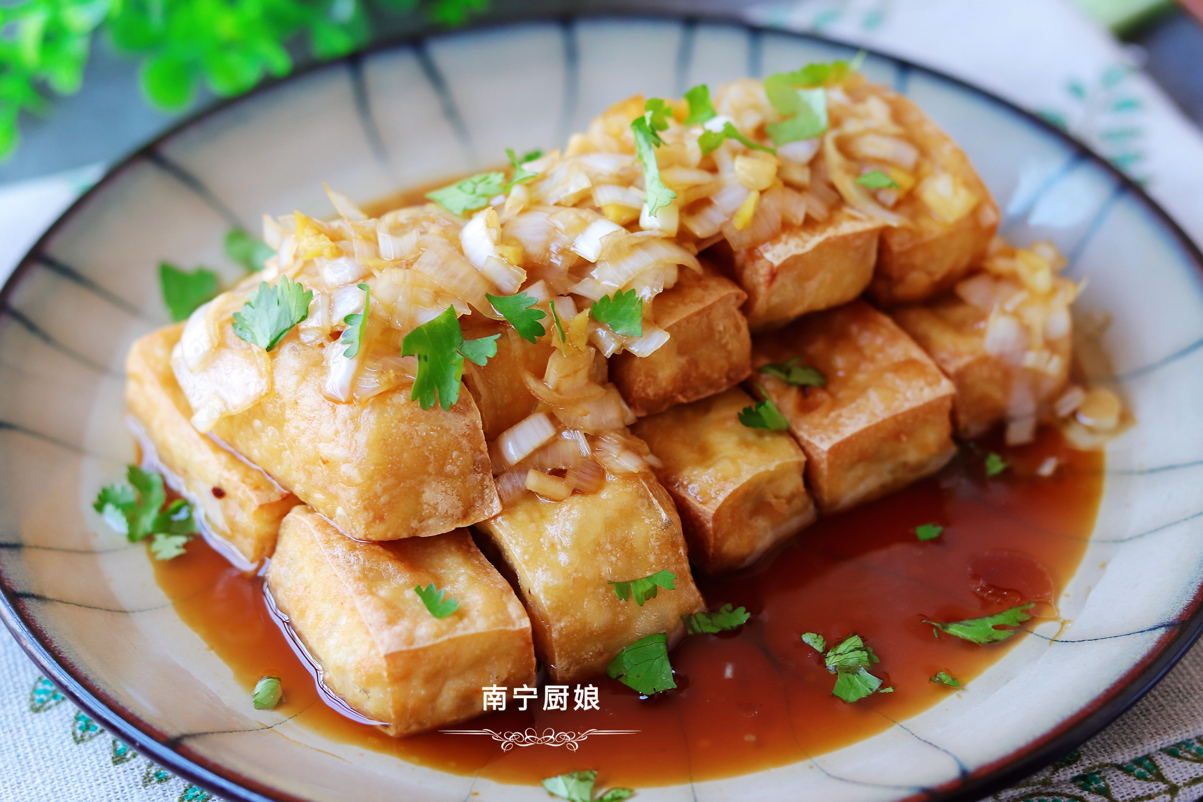 豆腐炸一炸，再和大蔥拌一拌，沒想到這麼好吃，上桌驚艷了全家人