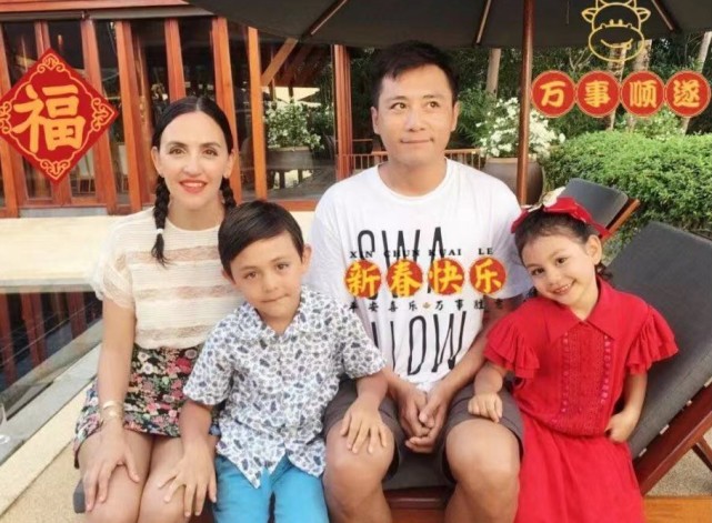 劉燁老婆五一帶兒子外出，十歲諾一長高又變帥，五官越來越像外公