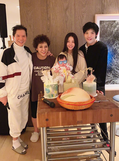 向佐晒全家福庆生，和女儿视频扮鬼脸卖萌，郭碧婷素颜抱娃状态好