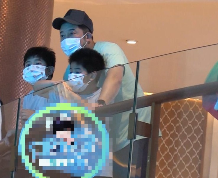 沙溢父子三人游海底世界，安吉身高已到父亲肩膀，享受父子独处