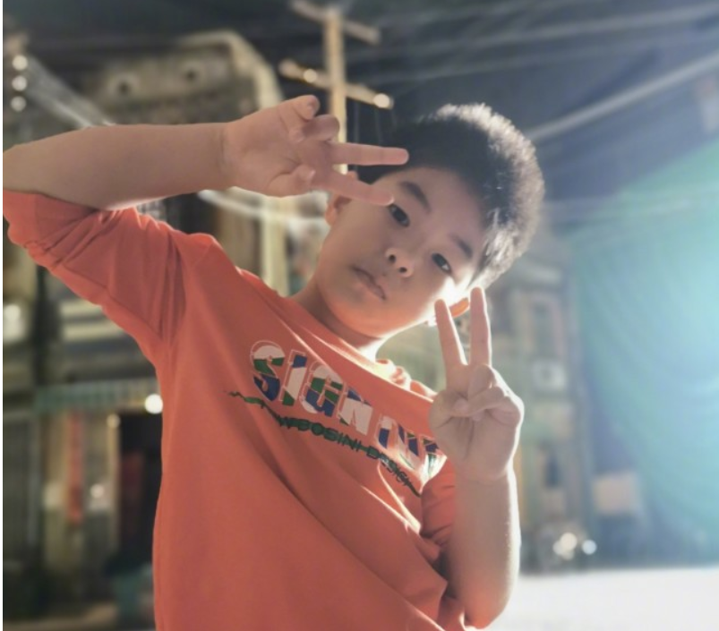 1年级开学！小鱼儿身高暴涨瘦成小帅哥，对妈妈胡可搞怪显开心